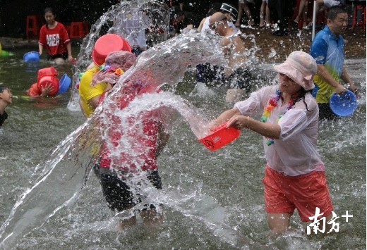 水療SPA娛樂養生……流溪河公園潑水節開幕了