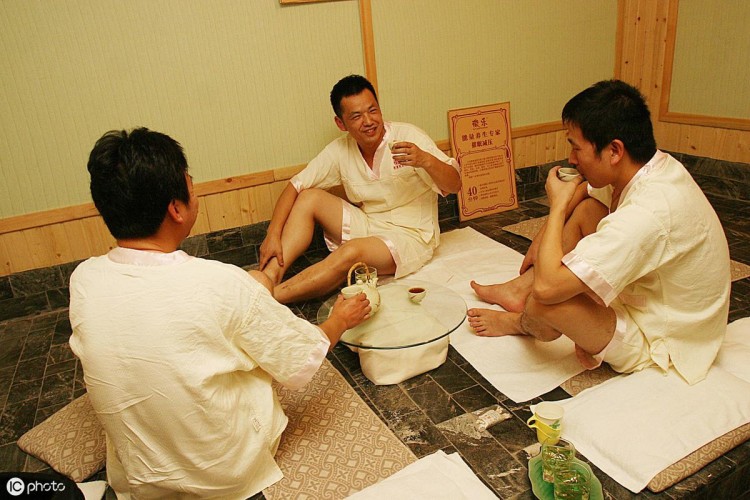 記者暗訪男士會所騙局：情色為餌百人團隊暴利斂財