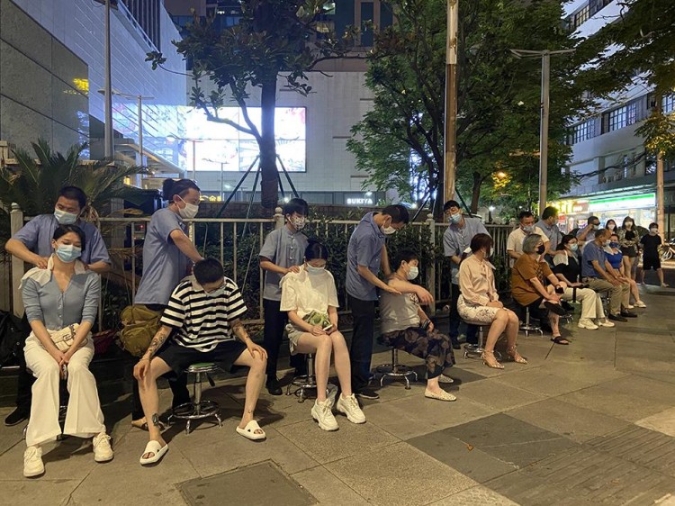 上海盲人按摩店艱難重啟：被封地下室兩月開業后無生意可做街頭擺攤日賺60