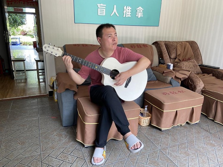 上海盲人按摩店艱難重啟：被封地下室兩月開業后無生意可做街頭擺攤日賺60