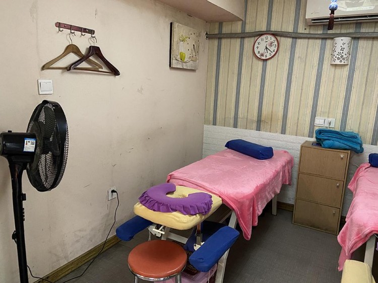 上海盲人按摩店艱難重啟：被封地下室兩月開業后無生意可做街頭擺攤日賺60