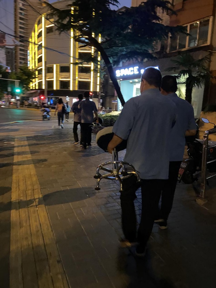 上海盲人按摩店艱難重啟：被封地下室兩月開業后無生意可做街頭擺攤日賺60
