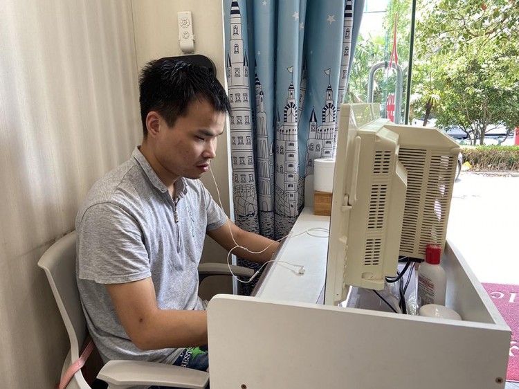 上海盲人按摩店艱難重啟：被封地下室兩月開業后無生意可做街頭擺攤日賺60