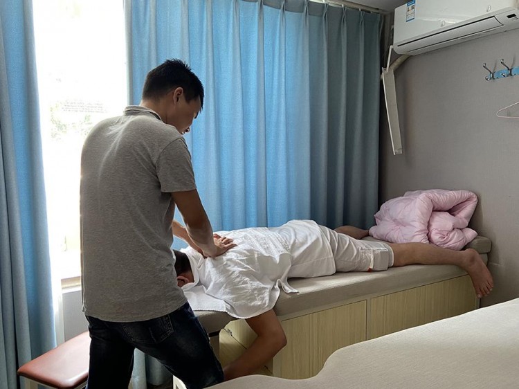 上海盲人按摩店艱難重啟：被封地下室兩月開業后無生意可做街頭擺攤日賺60