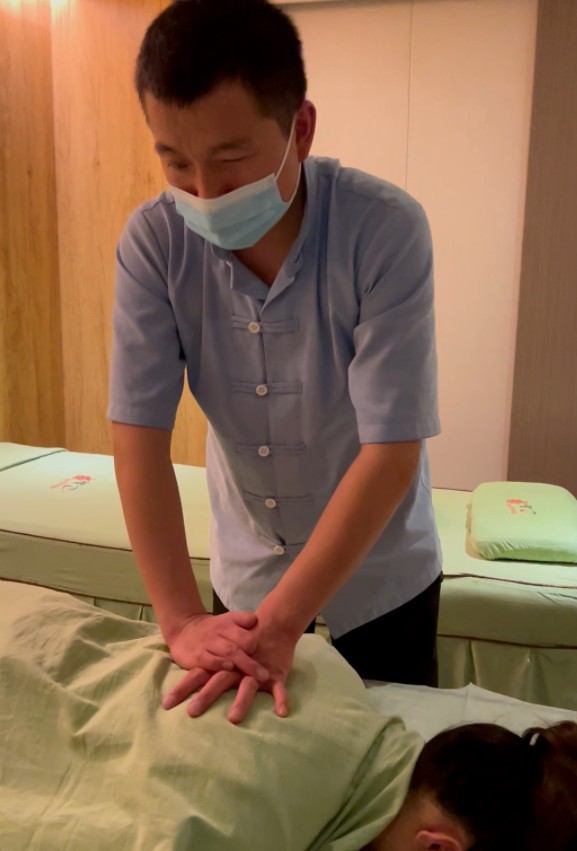 抖音達人探店上海盲人按摩達人探店講述疫情之下的自救