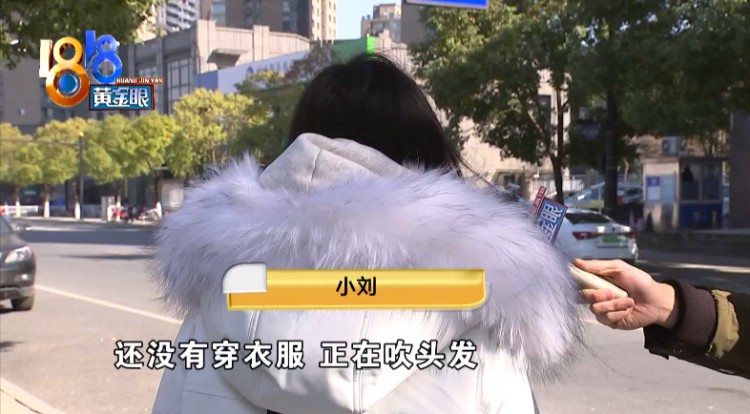 衣服還沒穿上身女浴室出現(xiàn)男顧客