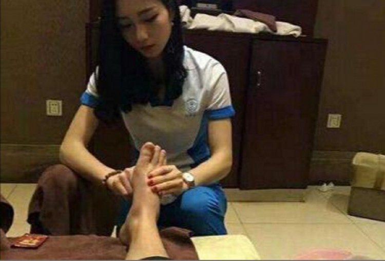 深圳女人開按摩店免費(fèi)給顧客按摩一年反倒年賺200萬(wàn)牛