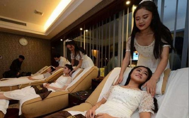 深圳女人開按摩店免費(fèi)給顧客按摩一年反倒年賺200萬(wàn)牛