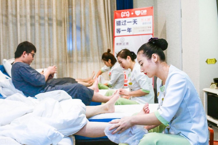 一名男子在深圳開(kāi)了一家足浴店，利用“雙人同行一人免費(fèi)”，一年賺270萬(wàn)