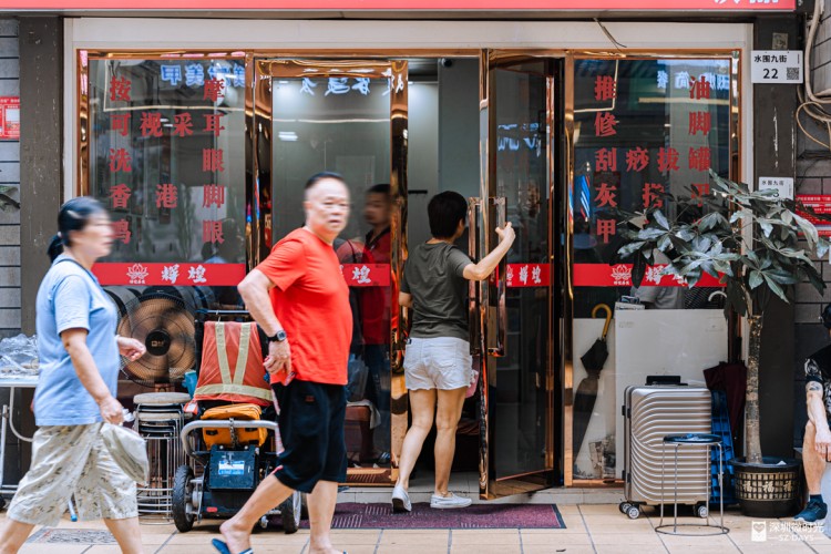 香港人在深圳流行給小費深圳人：可以不給別慣壞了