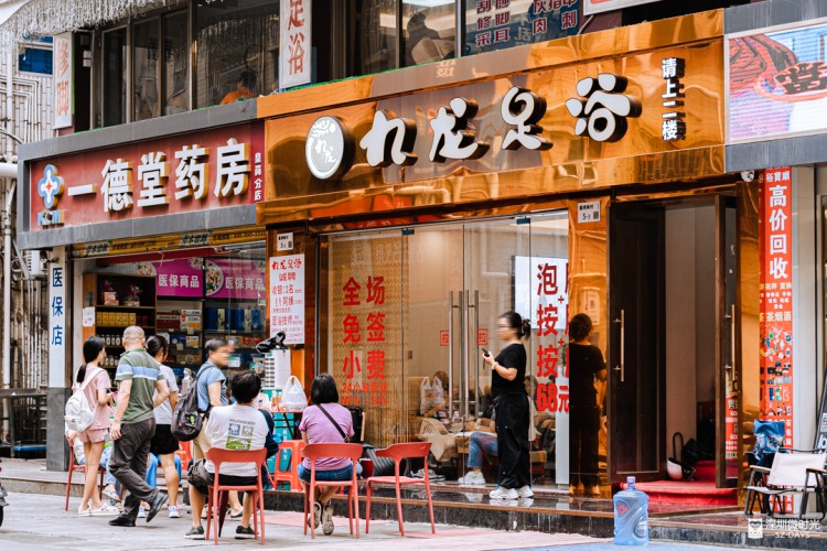 香港人在深圳流行給小費深圳人：可以不給別慣壞了