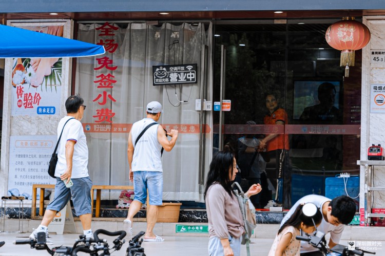 香港人在深圳流行給小費深圳人：可以不給別慣壞了
