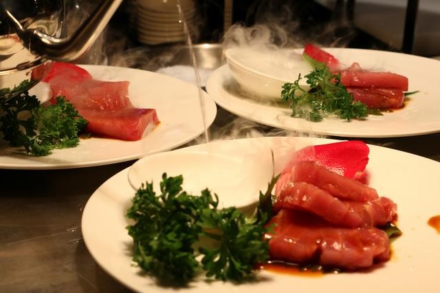酒店上演開魚秀推暑大餐 超過30度的溫度餐廳免費食用
