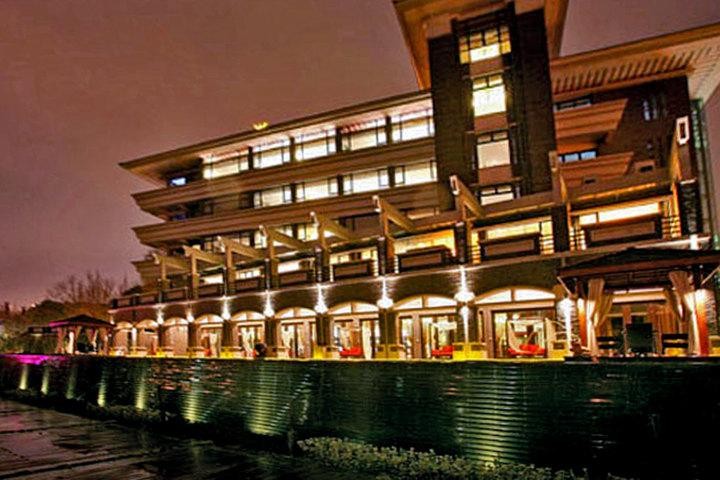 金陵石城伴燈影夜泊秦淮在御庭
