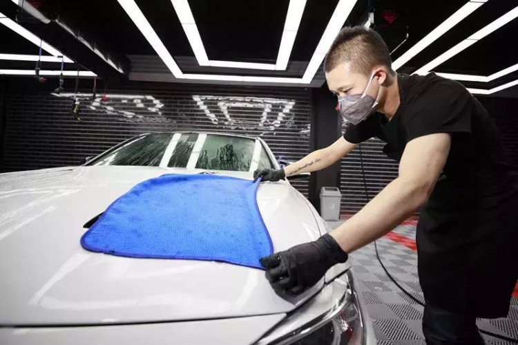 每天只洗10輛車卻有無數(shù)人排隊天津這位小哥堅持把洗車做到極致