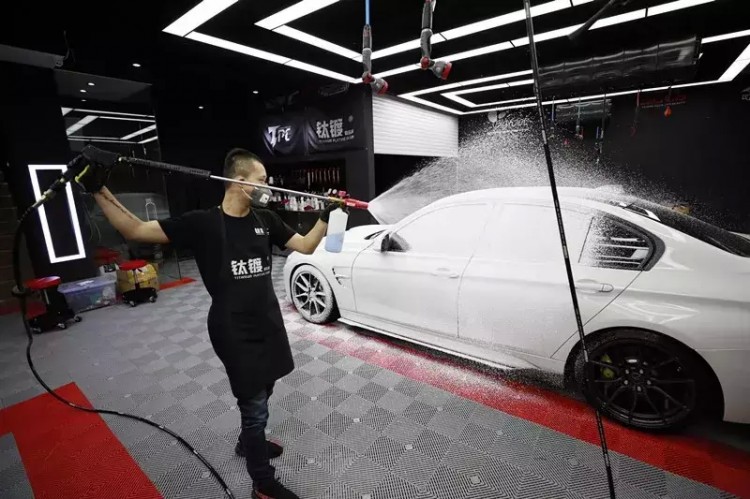 每天只洗10輛車卻有無數(shù)人排隊天津這位小哥堅持把洗車做到極致
