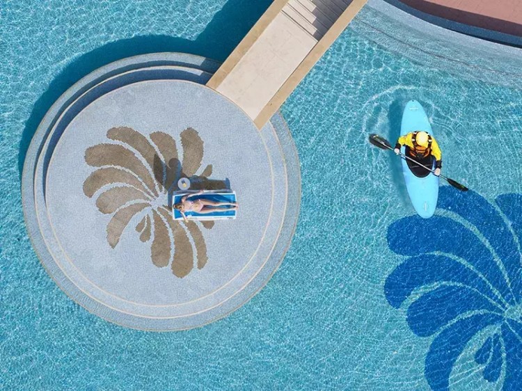 網紅無邊泳池+水療SPA！湖畔城堡遛娃消暑