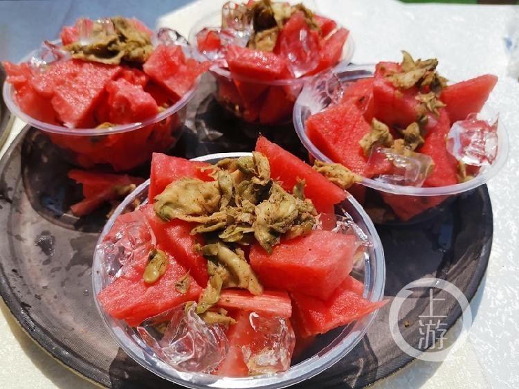 魚療SPA榨菜配西瓜……重慶市民上演花式避暑