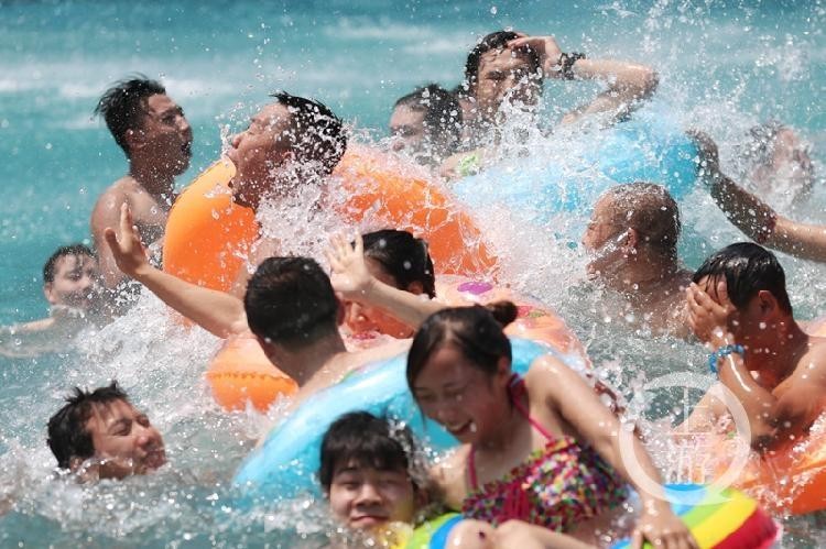 魚療SPA榨菜配西瓜……重慶市民上演花式避暑