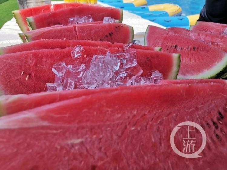 魚療SPA榨菜配西瓜……重慶市民上演花式避暑