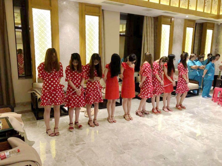 為享受特殊服務(wù)男子按摩店刷卡5萬元出門后卻立馬報(bào)了警