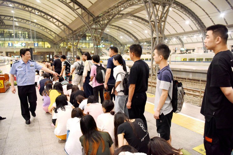 為享受特殊服務(wù)男子按摩店刷卡5萬元出門后卻立馬報(bào)了警