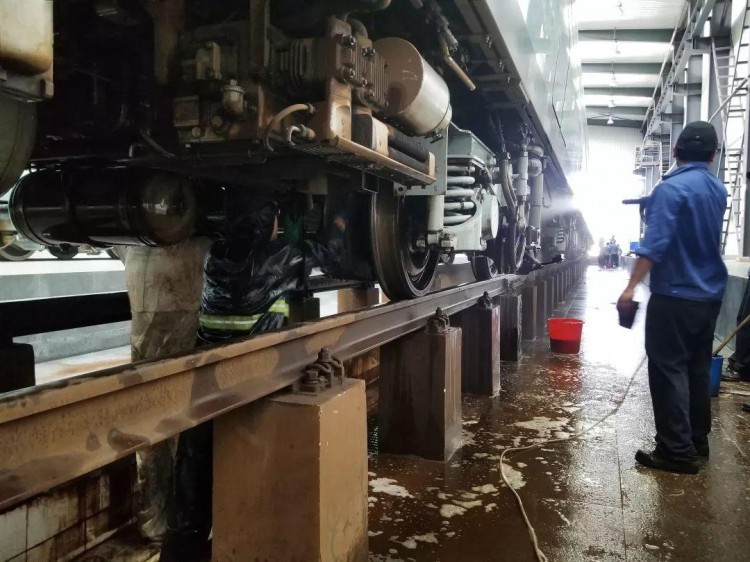 高溫下的地鐵人丨泥漿大作戰給地鐵車輛來個全身SPA