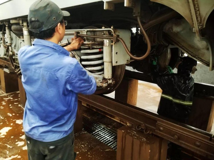 高溫下的地鐵人丨泥漿大作戰給地鐵車輛來個全身SPA