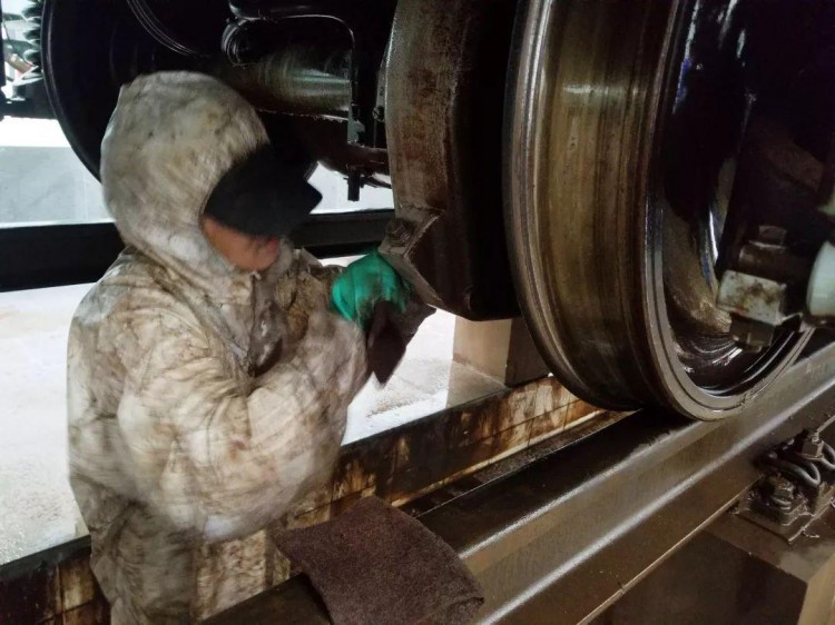 高溫下的地鐵人丨泥漿大作戰給地鐵車輛來個全身SPA