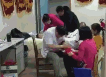 看完這個(gè)你還敢?guī)Ш⒆尤バ和颇脝?></p><p><strong>2016年</strong></p><p><strong>2歲男童命喪按摩店</strong></p><p><strong>按摩師被判3年緩3年</strong></p><p>2016年，張女士?jī)鹤颖虮颍ɑ┏錾鷷r(shí)缺氧導(dǎo)致神經(jīng)發(fā)育緩慢，不能像同齡孩子一樣正常走路。聽朋友介紹后，張女士帶彬彬到一家街頭小兒推拿按摩店推拿。</p><p>從2016年2月到事發(fā)前的3月8日，一個(gè)多月時(shí)間，張女士帶著彬彬前后按摩了約20次，每次30分鐘到1小時(shí)。</p><p>3月9日，張女士又一次帶著彬彬來按摩。按摩師琚某讓彬彬躺在鋪有泡沫墊的地上開始按摩，其間，彬彬拒不配合大聲哭鬧，可琚某仍不放棄，用膝蓋跪壓在彬彬背部按摩。慢慢地，彬彬哭聲漸停，臉色開始蒼白、小手慢慢變涼，最終停止了心跳。</p><p>經(jīng)法醫(yī)鑒定，彬彬?qū)儆诎茨r(shí)胃內(nèi)容物吸入性窒息死亡。最終，按摩師琚某因犯過失致人死亡罪被判刑3年緩刑3年。</p><p></p><p><strong>2017年</strong></p><p><strong>1歲多寶寶身體有恙</strong></p><p><strong>搖晃治療造成腦損傷</strong></p><p>2017年8月上熱搜的“搖頭爺爺”給一位孩子進(jìn)行推拿康復(fù)治療，導(dǎo)致孩子成為腦癱。這位寶寶只有一歲2個(gè)月，16年做過先天性心臟病的手術(shù)，17年出現(xiàn)了肺炎、營(yíng)養(yǎng)不良、腦發(fā)育遲緩等病癥。</p><p>媽媽帶孩子到婦幼保健院治療，醫(yī)生給孩子做了連續(xù)9天的治療，聲稱“后面有根筋太緊，搖晃治療可以把它搖松”。在媽媽發(fā)布的視頻里，“搖頭爺爺”猛烈揉搓著孩子的頭部，就跟搓麻花一樣。孩子痛苦哭喊著，但身體被大人固定住只能無力抗拒著。</p><p>發(fā)微博的這位媽媽，在等療程結(jié)束那天，帶著孩子還沒出醫(yī)院發(fā)現(xiàn)孩子突然停止了呼吸。她抱著孩子沖到急癥科，雖然孩子救回來了，但因搖晃造成的腦損傷卻不知道能不能恢了。</p><h1><strong>小兒推拿該規(guī)范了</strong></h1><p>這些意外事件的背后，是一個(gè)快速壯大的小兒推拿市場(chǎng)。如今在不少城市的大街小巷，幾乎都可以看到小兒推拿店的身影，甚至一些還開進(jìn)了居民樓和寫字樓，乃至一些創(chuàng)業(yè)資本也瞄準(zhǔn)了這個(gè)行業(yè)。</p><p>然而，正如一再發(fā)生的安全事件所表明的，小兒推拿愈發(fā)流行的背后，行業(yè)亂象也觸目驚心。有媒體調(diào)查發(fā)現(xiàn)，一些推拿培訓(xùn)機(jī)構(gòu)承諾“推拿師零基礎(chǔ)15天速成，代考代辦交錢就拿證”；甚至證書都不是小兒推拿機(jī)構(gòu)選擇應(yīng)聘者的硬性條件，“在沒有證書的情況下，部分小兒推拿機(jī)構(gòu)也能讓不具備醫(yī)學(xué)背景的應(yīng)聘者一邊學(xué)習(xí)一邊工作”，因?yàn)椤八^的小兒推拿證書不過是應(yīng)付工商局檢查”。</p><p>一個(gè)面向幼兒的行業(yè)，資質(zhì)規(guī)范卻如此混亂，很難說不為屢屢出現(xiàn)的安全事故埋下了伏筆。而此次事件則進(jìn)一步提醒，對(duì)于小兒推拿行業(yè)的亂象，還不能僅僅是看到市場(chǎng)化機(jī)構(gòu)的魚龍混雜。</p><p>因?yàn)檫@次事件發(fā)生在一家社區(qū)醫(yī)院，而不是一般的街邊小店。并且涉事醫(yī)院方面強(qiáng)調(diào)，“我們都有陜西省頒發(fā)的從業(yè)資格證，肯定是正規(guī)的推拿?！?/p><p>該案例中，有兩個(gè)方面尤其值得注意。一是，孩子家長(zhǎng)透露，是在醫(yī)生反復(fù)“推銷”的情況下才讓孩子接受了推拿。醫(yī)生反復(fù)“推銷”，是否有違正常的醫(yī)療倫理？</p><p>二是，有媒體調(diào)查發(fā)現(xiàn)，目前市面上所謂的小兒推拿證書的含金量嚴(yán)重存疑，國(guó)家職業(yè)資格目錄當(dāng)中也沒有“小兒推拿師”。甚至在媒體報(bào)道中還提到，國(guó)家中醫(yī)藥管理局職業(yè)技能鑒定指導(dǎo)中心相關(guān)負(fù)責(zé)人稱：“沒聽說過小兒推拿證”。在此背景下，涉事醫(yī)院所稱的“有從業(yè)資格證”，是否符合規(guī)范，同樣值得調(diào)查。</p><p>對(duì)于具體案例的責(zé)任判定，宜就事論事。但面對(duì)一再出現(xiàn)的悲劇，特別是在小兒推拿已經(jīng)納入“國(guó)家基本公共衛(wèi)生服務(wù)項(xiàng)目”后，對(duì)于該行業(yè)的發(fā)展，不管是一般的街邊小店，還是正規(guī)醫(yī)療機(jī)構(gòu)，從從業(yè)資質(zhì)到行業(yè)門檻，都應(yīng)有進(jìn)一步的強(qiáng)制規(guī)范，不能坐視其風(fēng)險(xiǎn)放大。當(dāng)然，家長(zhǎng)也應(yīng)多些謹(jǐn)慎，孩子不適、生病，還是應(yīng)到正規(guī)醫(yī)院接受正規(guī)治療。</p><p>綜合整理自 華商網(wǎng) 新京報(bào)評(píng)論 人民網(wǎng)</p><p>編輯 賀依茜</p>  </article><div   id=