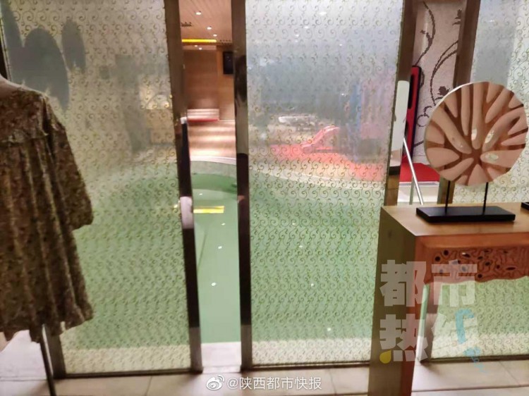 女孩子沒有在女賓的浴室里穿衣服 旁邊竟然有男人