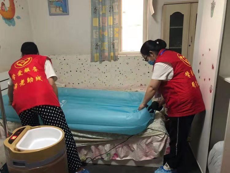 碑林區(qū)：她們帶著浴缸上門為老人助浴讓老人澡回幸福