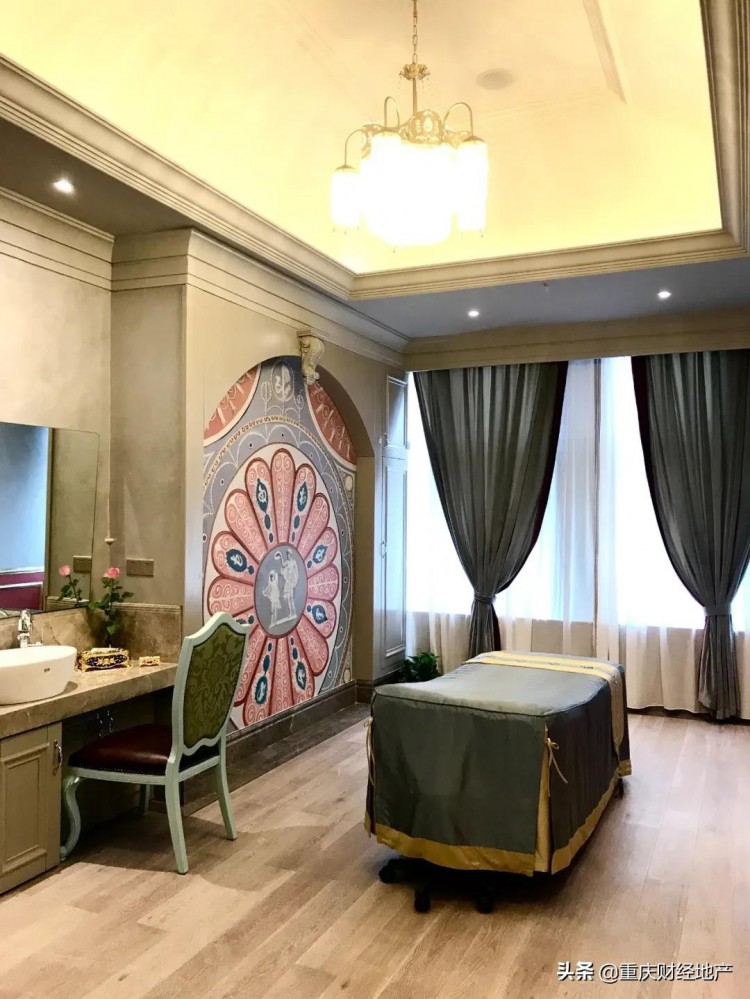 她一手創(chuàng)建了重慶的美容帝國不僅改變了自己更影響了一座城