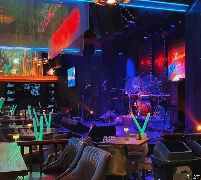 開著海豚打卡網(wǎng)紅光音酒吧體驗西安最有氛圍夜生活的地方