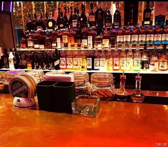 開著海豚打卡網(wǎng)紅光音酒吧體驗西安最有氛圍夜生活的地方