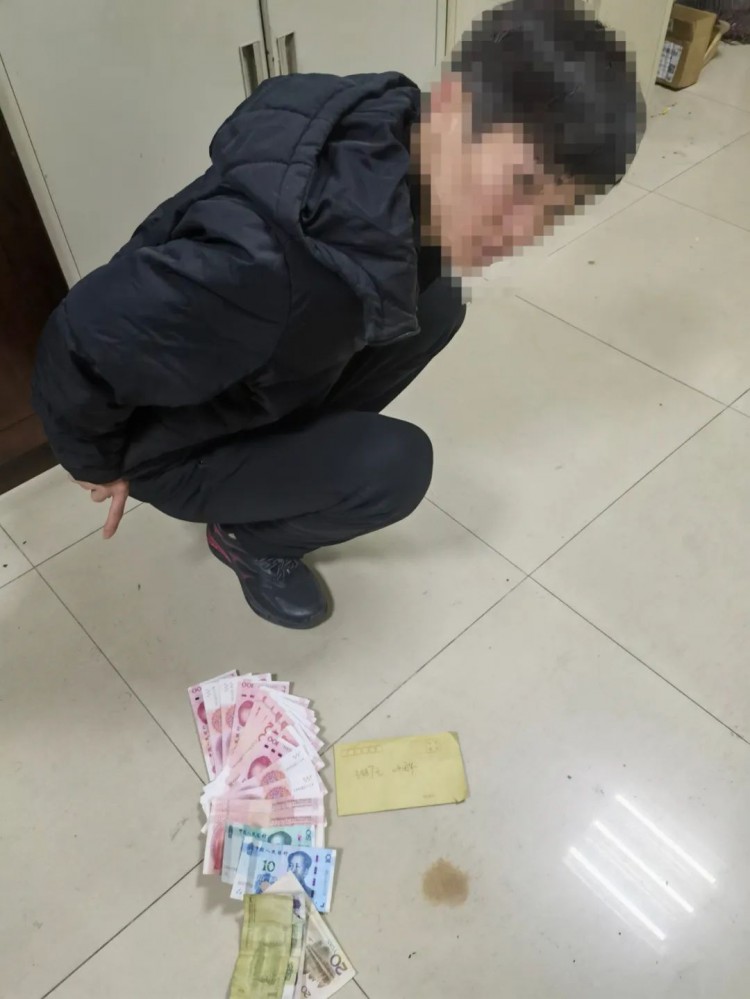 砸車窗偷走1箱茅臺1箱五糧液的嫌疑人在西安一洗浴中心被抓獲
