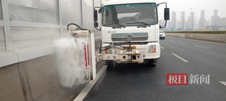借雨洗路武漢漢陽城管為城市做深度SPA