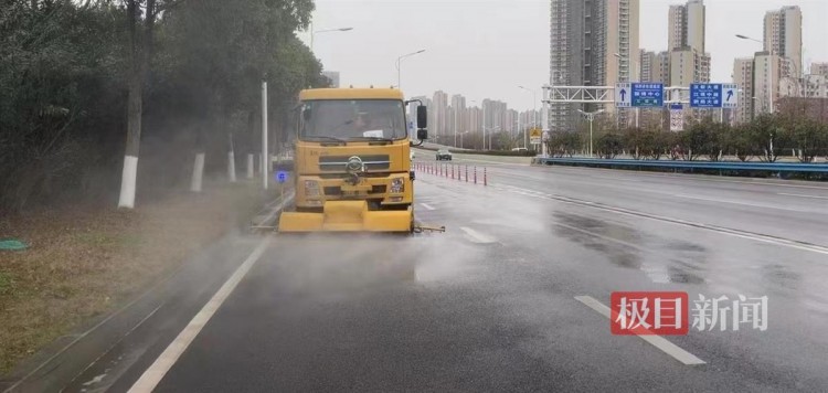 借雨洗路武漢漢陽城管為城市做深度SPA