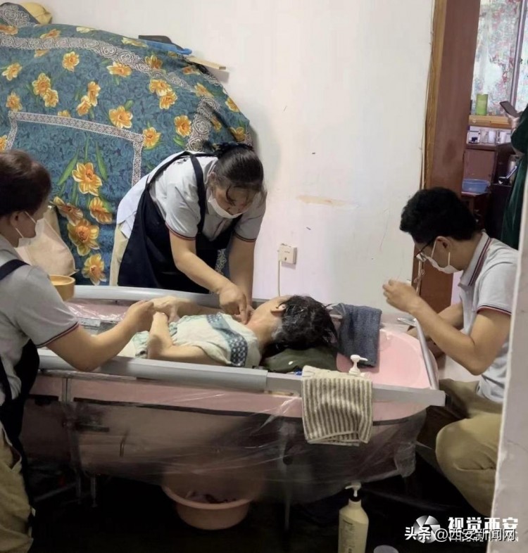 上門助浴為老人送來床邊幸福西安二十所社區用心守護夕陽紅