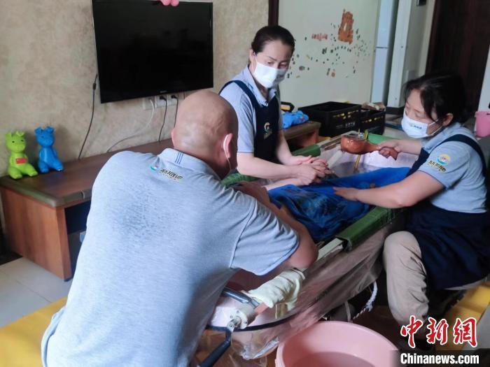 西安上門助浴悄然興起讓老人洗上舒心澡