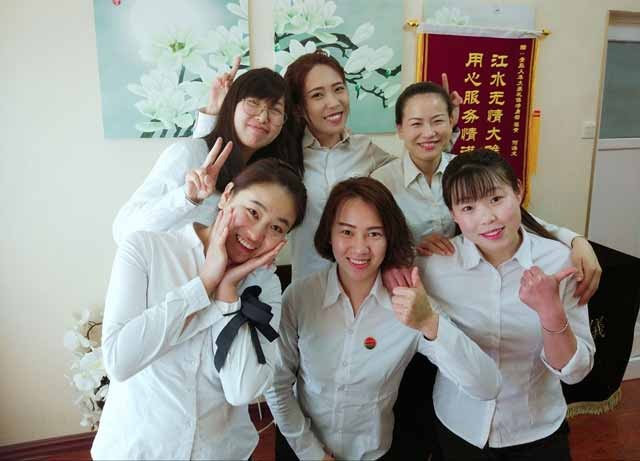 青島有個殯葬師團(tuán)隊六名成員全都是年輕女孩