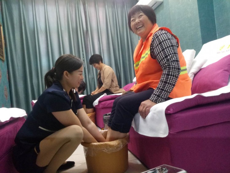 鄭州夢行健足浴開業(yè)既有愛心奉獻 60歲以上省市級勞動模范免費足浴