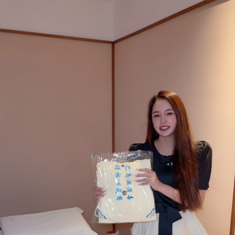 萬象城四樓的樂摩推拿現在肩頸推拿40分鐘只要99快...