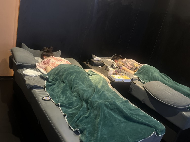 在昆明 越來越多的年輕人走進足浴、按摩店，開始按摩養生