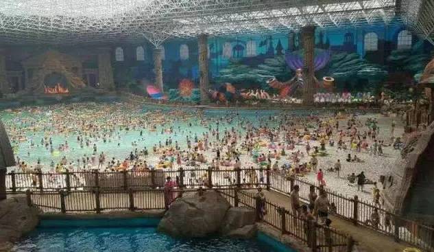過去的這個周末哈爾濱人都去玩浪了江北一家水上樂園一天豪賺200萬
