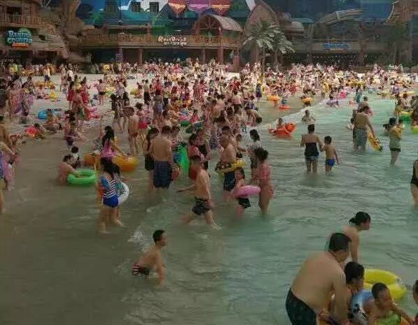 過去的這個周末哈爾濱人都去玩浪了江北一家水上樂園一天豪賺200萬
