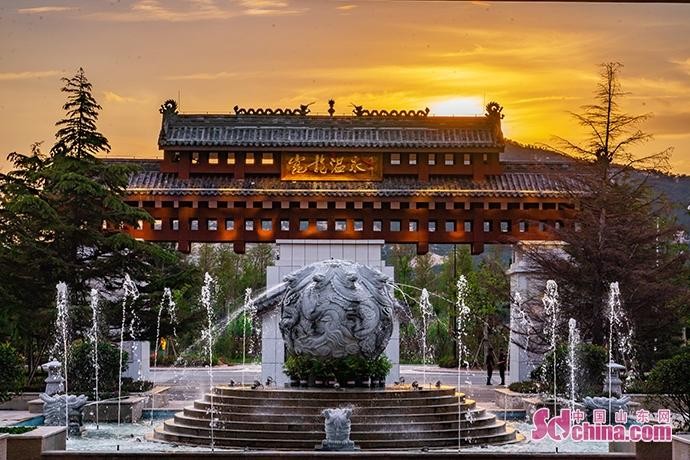 詩與遠(yuǎn)方云上見|走進(jìn)崑龍溫泉一池仙泉仙霧縹緲