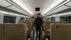 凌晨一神秘列車從哈爾濱發(fā)出只有一名乘客……突然燈滅了……