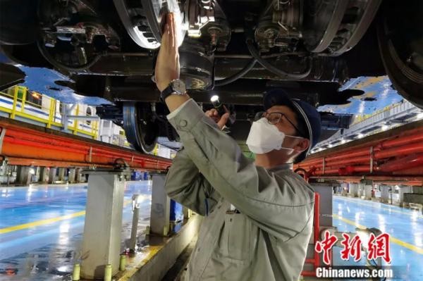 凌晨一神秘列車從哈爾濱發(fā)出只有一名乘客……突然燈滅了……