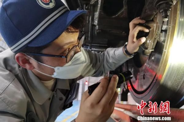 凌晨一神秘列車從哈爾濱發(fā)出只有一名乘客……突然燈滅了……